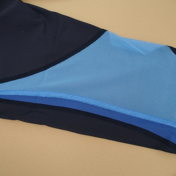 Lululemon Legging. Mix Mesh Blue Contrast Crop Legging Size 6 - Picture 5 of 10